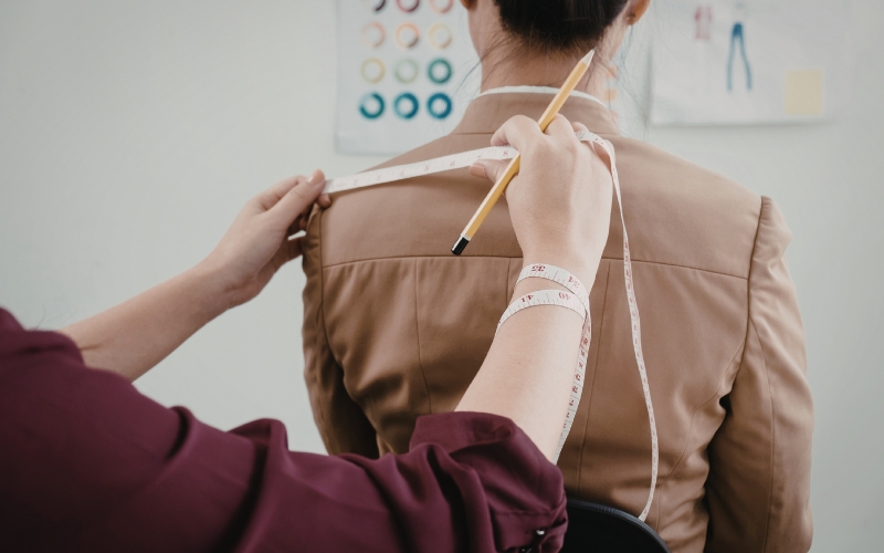 Lấy số đo khách hàng là một trong những công việc của nghề may đồ