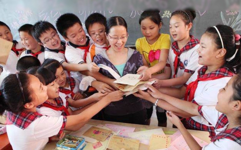 Tấm thiệp viết tay kèm lời chúc chân thành sẽ là món quà tặng cô giáo 20 10 vô giá