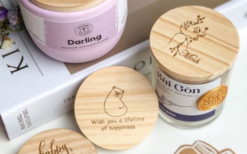 20 10 tặng quà gì tạo ấn tượng mạnh mẽ? Câu trả lời là nến thơm khắc tên