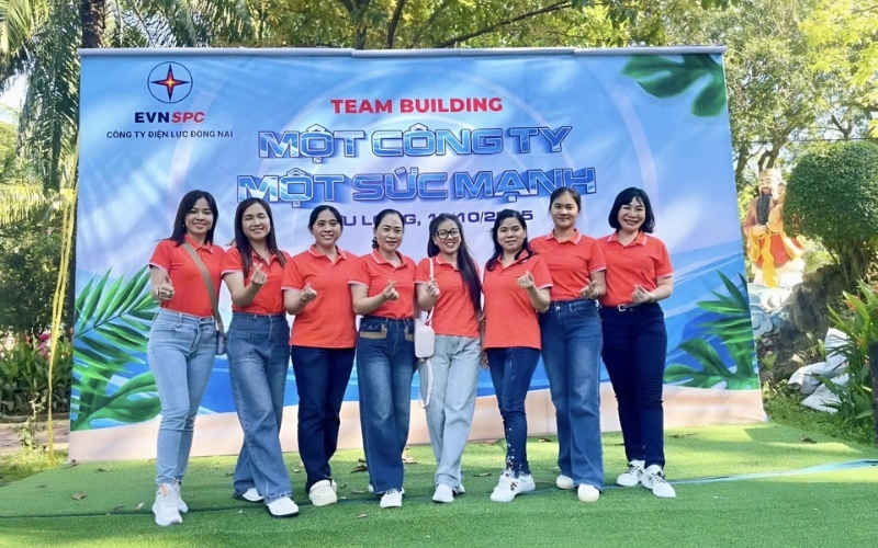 Chị em phụ nữ cùng nhau mặc đồng phục trong hoạt động mừng ngày 20 10