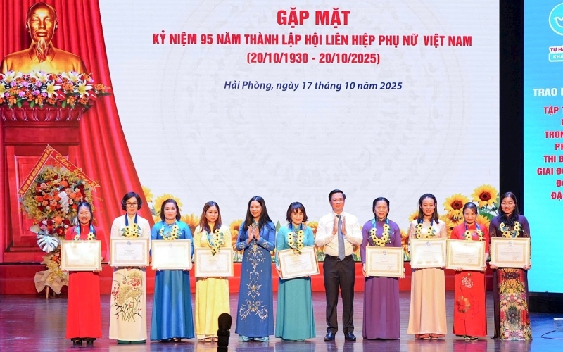 Tổ chức một buổi lễ là cách mừng ngày Phụ nữ Việt Nam 20 10 trang trọng