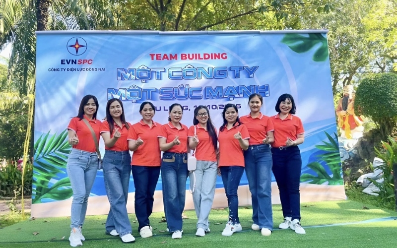Áo đồng phục giúp các thành viên gắn kết hơn trong các hoạt động mừng ngày 20 10