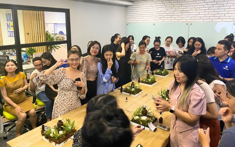 Workshop làm nước hoa là một hoạt động kỷ niệm ngày 20.10 đầy thú vị