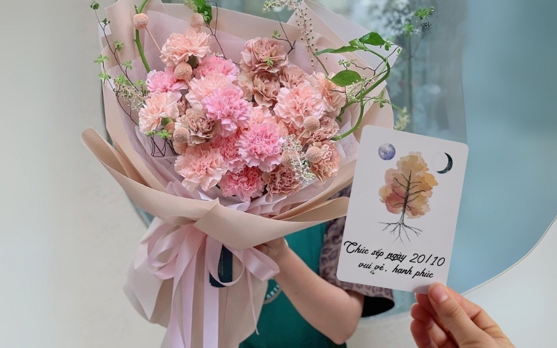 Bạn có thể viết lời chúc sếp 20 10 vào một tấm thiệp kèm món quà để tặng sếp