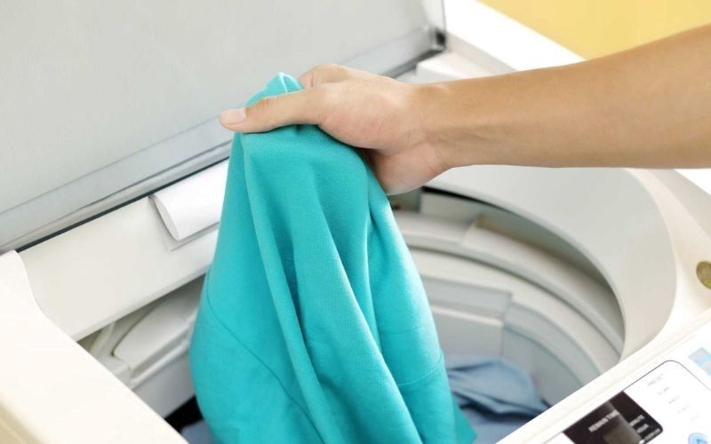 Bạn nên lộn trái áo để bảo vệ bề mặt vải
