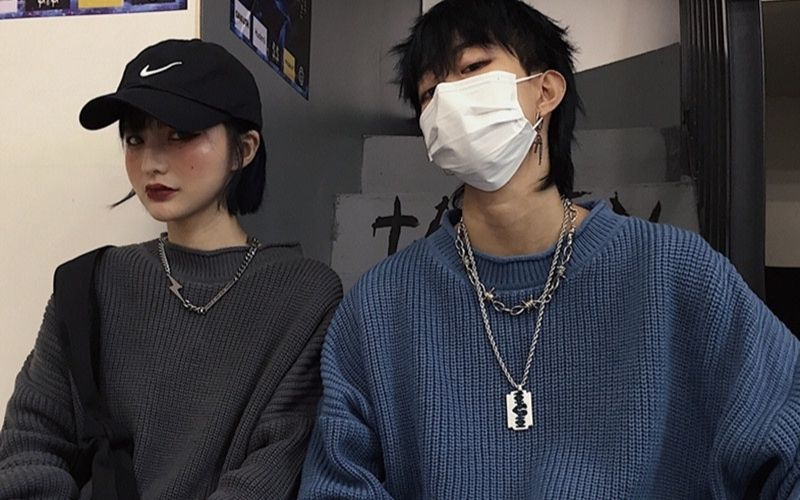 Bạn hãy thử đeo thêm phụ kiện để tạo điểm nhấn