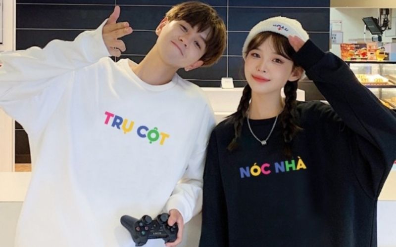 Mỗi chiếc áo chứa một nửa bức tranh hoặc một nửa câu nói của bạn