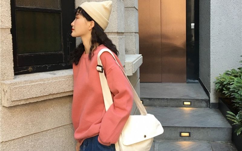 Áo sweater cam giúp bạn nổi bật giữa đám đông
