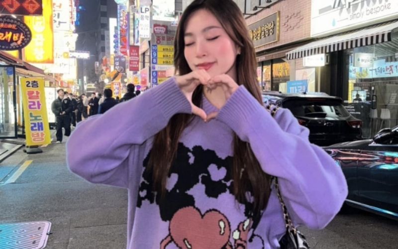 Các mẫu áo sweater tím pastel hiện là lựa chọn số 1 của các bạn nữ