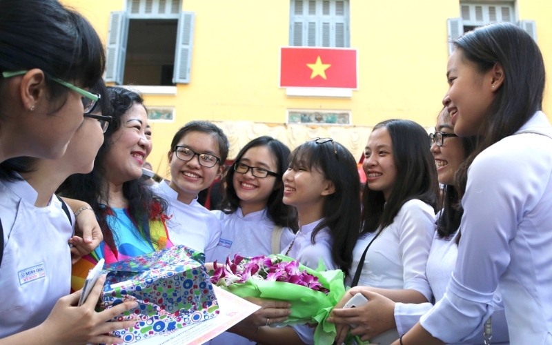 Tập thể lớp cùng chúc 20/10 cho cô giáo thể hiện sự đoàn kết