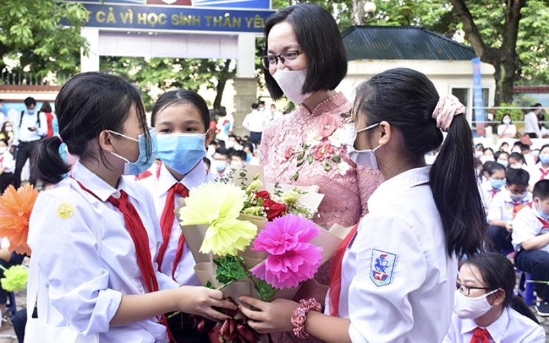 Một món quà chung do tập thể lớp làm tặng cô sẽ vô cùng ý nghĩa