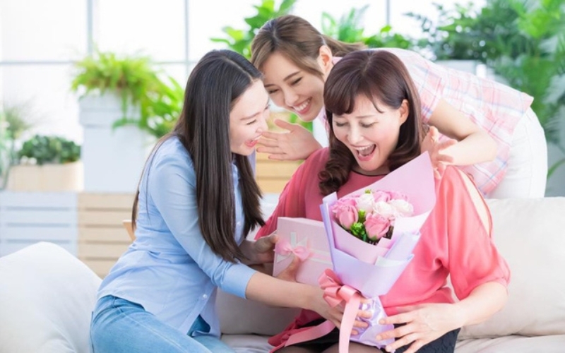 Bạn có thể tặng quà kèm lời chúc mẹ 20 10 ý nghĩa sẽ thêm trọn vẹn