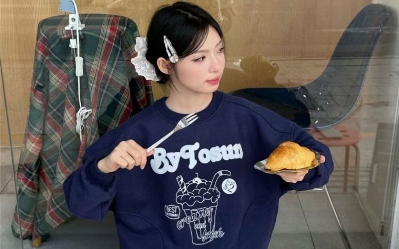 Áo sweater xanh dương phù hợp cho cả nam và nữ