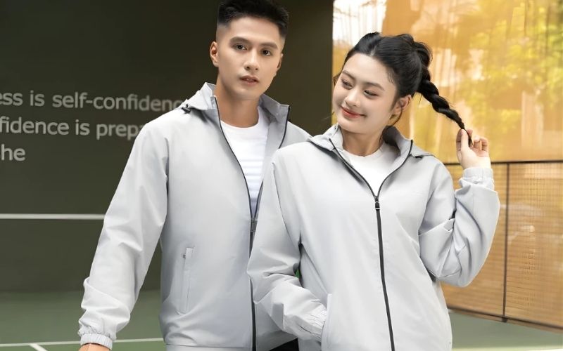 Áo khoác dù (Windbreaker) hoặc áo khoác Bomber là lựa chọn tối ưu cho bạn