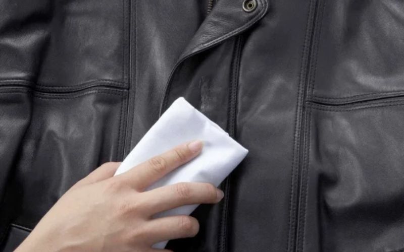 Bạn chỉ nên lau sạch vết bẩn bằng khăn ẩm