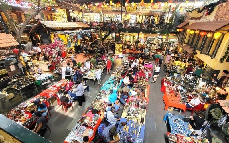 Bạn có thể ghé thăm các trục đường thời trang sầm uất như Nguyễn Trãi