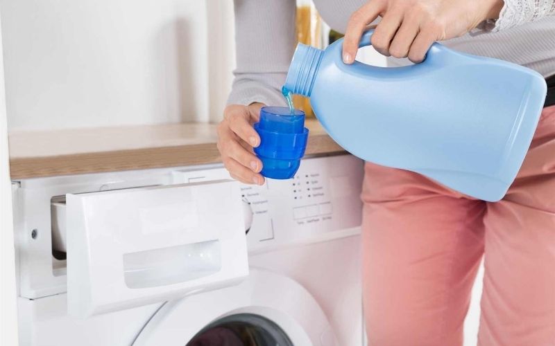 Người dùng buộc phải lau chùi thủ công hoặc mang đi giặt hấp chuyên nghiệp
