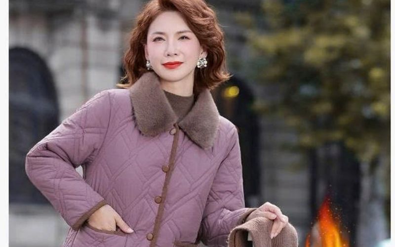 Bạn nên ưu tiên các mẫu áo trơn màu (đơn sắc) hoặc họa tiết chìm