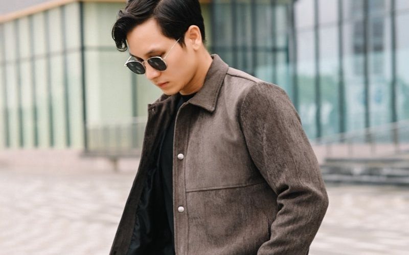 Bạn nên chọn size rộng hơn áo thun
