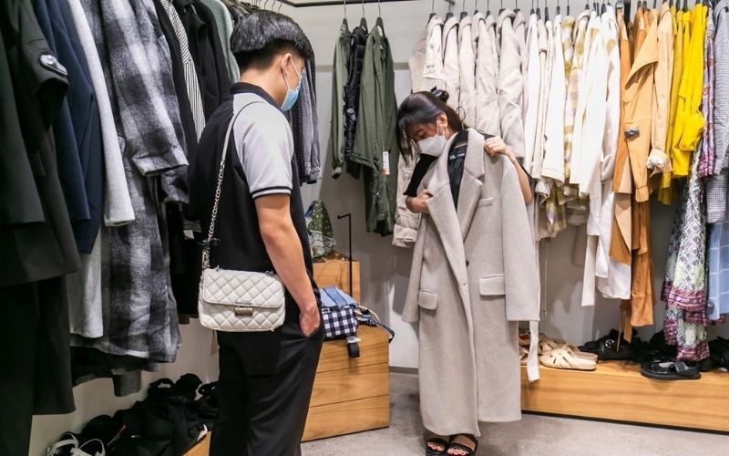 Bạn được sờ tận tay chất vải khi mua trực tiếp