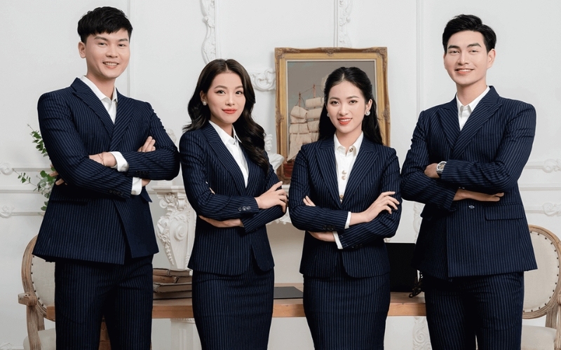 Mẫu vest đồng phục công sở cổ điển toát lên sự chuyên nghiệp và quyền lực