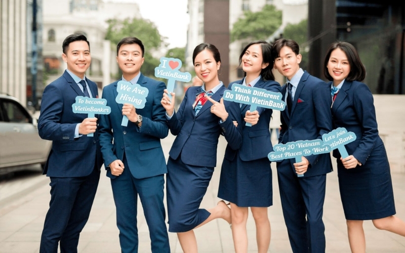 Vest đồng phục công sở màu xanh navy thường tạo cảm giác tin cậy và chuyên nghiệp