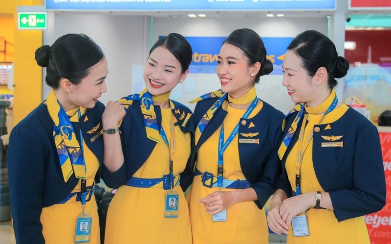Vest không ve là một trong những mẫu vest đồng phục công sở đẹp tối giản