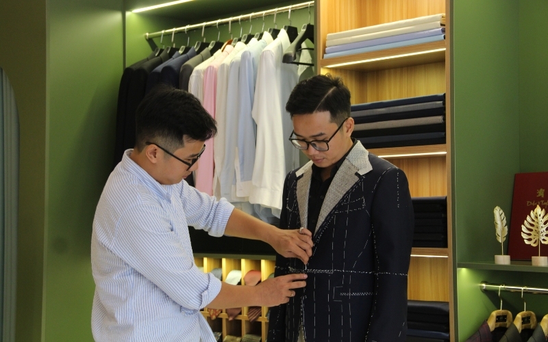 Việc may vest đồng phục công sở theo số đo giúp tôn vóc dáng người mặc