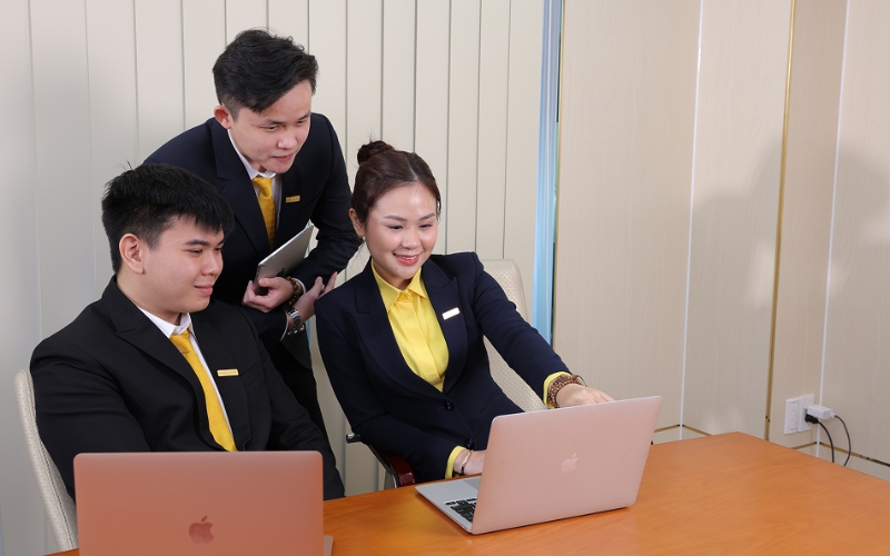 Bạn nên chọn vải may đồng phục vest đảm bảo sự thoải mái và chỉn chu suốt cả ngày