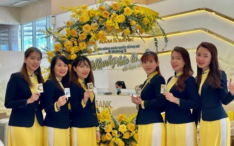 Đồng phục vest công sở nữ màu đen thể hiện sự chuyên nghiệp