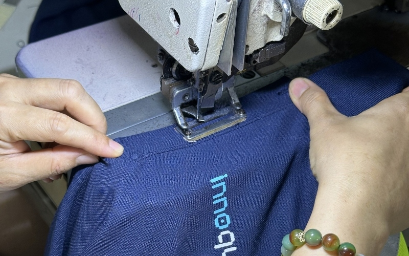 Áo đồng phục công ty cao cấp có đường may đẹp tỉ mỉ