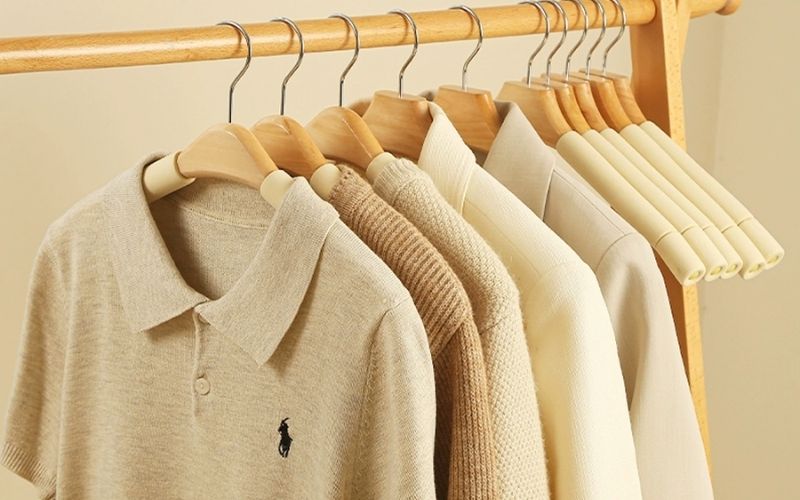 Bạn hãy vắt ngang thân áo thun cổ polo lên dây thay vì dùng móc treo