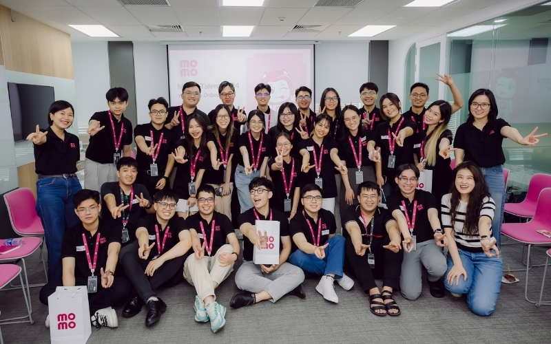 Mẫu đồng phục thời trang công sở theo xu hướng smart casual