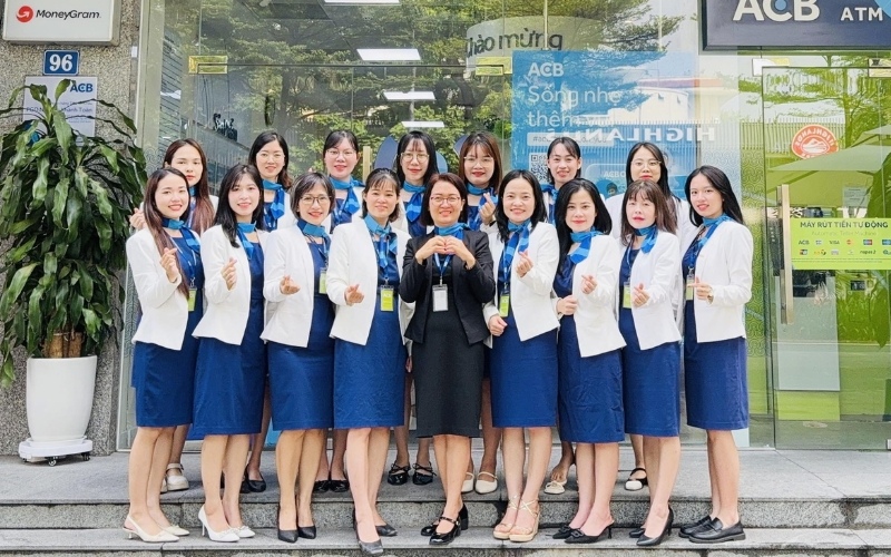 Mẫu đồng phục thời trang công sở theo xu hướng layering