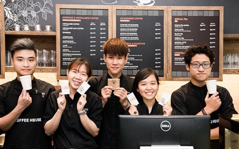 Bạn hãy cân nhắc đặt logo nhỏ ở ngực trái để tạo sự trang trọng và lịch sự