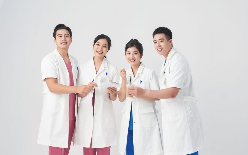 Áo Blouse của bác sĩ thường được may với các túi lớn phía trước