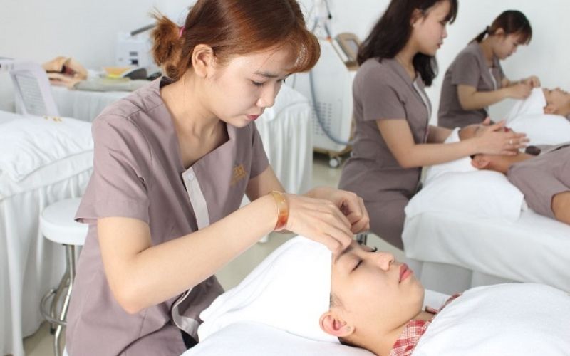 Phong cách thiết kế đồng phục spa này mang lại vẻ đẹp thanh thoát