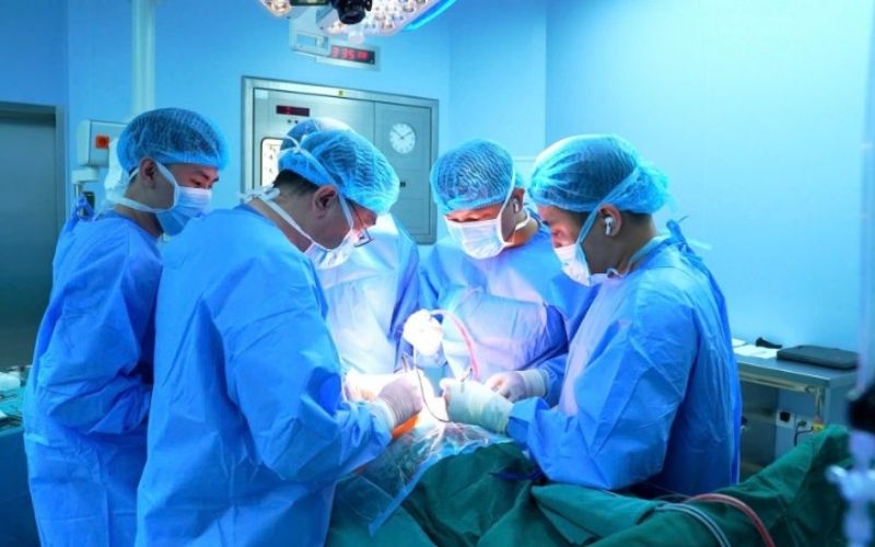 Thiết kế đồng phục bệnh viện thường là áo cổ tròn hoặc cổ lãnh tụ