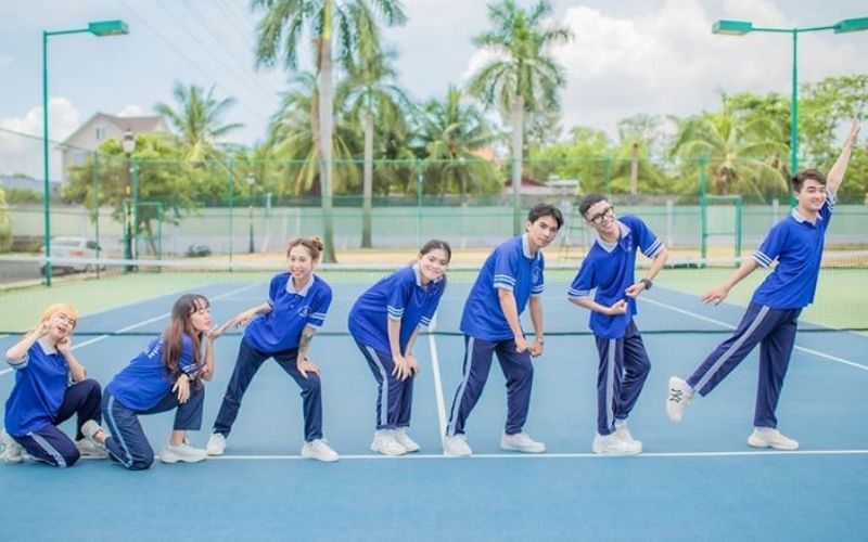 Xu hướng hiện nay thường nhấn mạnh vào việc phối màu cổ tương phản