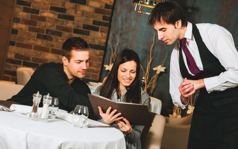 Bộ phận ẩm thực thường là áo gile và sơ mi thoáng mát
