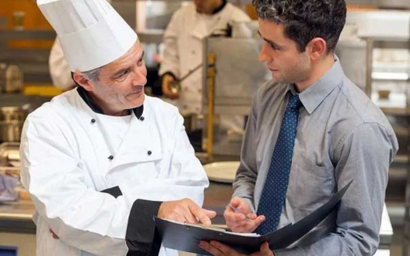 Cắt may tỉ mỉ giúp người mặc toát lên vẻ đĩnh đạc và phong thái lãnh đạo