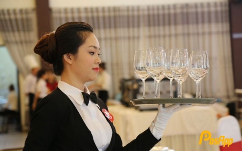 Mẫu áo sơ mi kết hợp cùng tạp dề dài là lựa chọn hoàn hảo