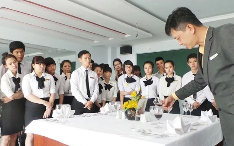 Ánh sáng nội thất cũng ảnh hưởng lớn đến việc chọn mẫu đồng phục nhà hàng