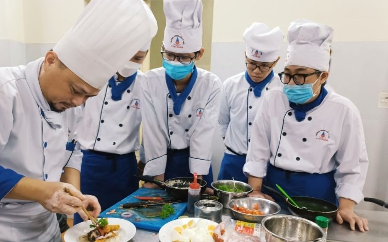 Mũ lưỡi trai (Cap) hoặc Mũ nửa đầu (Visor) lại rất phù hợp với chuỗi Fast Food