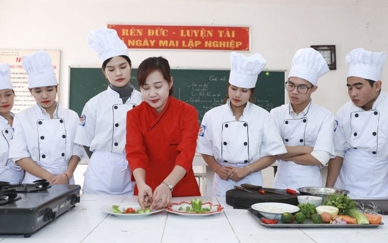 Màu sắc thương hiệu và logo in thêu trên áo phải giữ được độ sắc nét