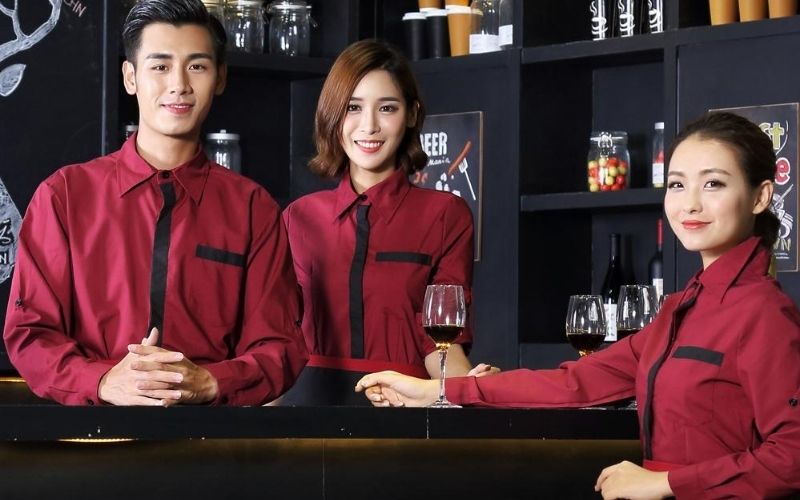 Sự đồng bộ giúp thực khách dễ dàng nhận diện đội ngũ hỗ trợ