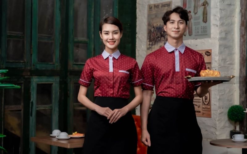 Nhân viên phục vụ thường sử dụng dạng áo polo