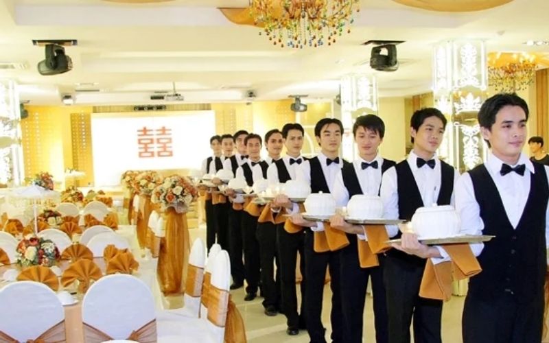 Nhân viên có thể mặc sơ mi xắn tay kết hợp cùng dây đai quần và tạp dề