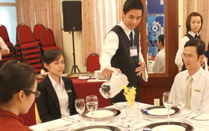 Khách hàng có thể kiểm chứng trực tiếp chất lượng chất liệu khi may sẵn
