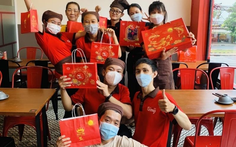 Một bộ đồng phục nhà hàng Hàn Quốc với gam màu đen phối chỉ viền vàng